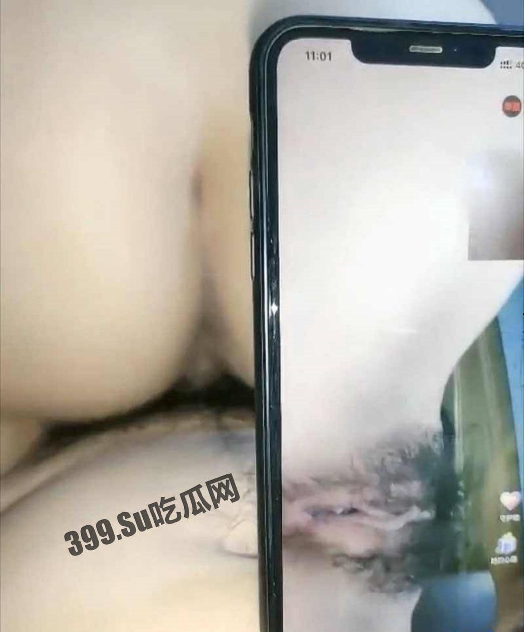 最近很火的自拍 男子一边和大奶妹子做爱 一边给饥渴骚女直播互动-5