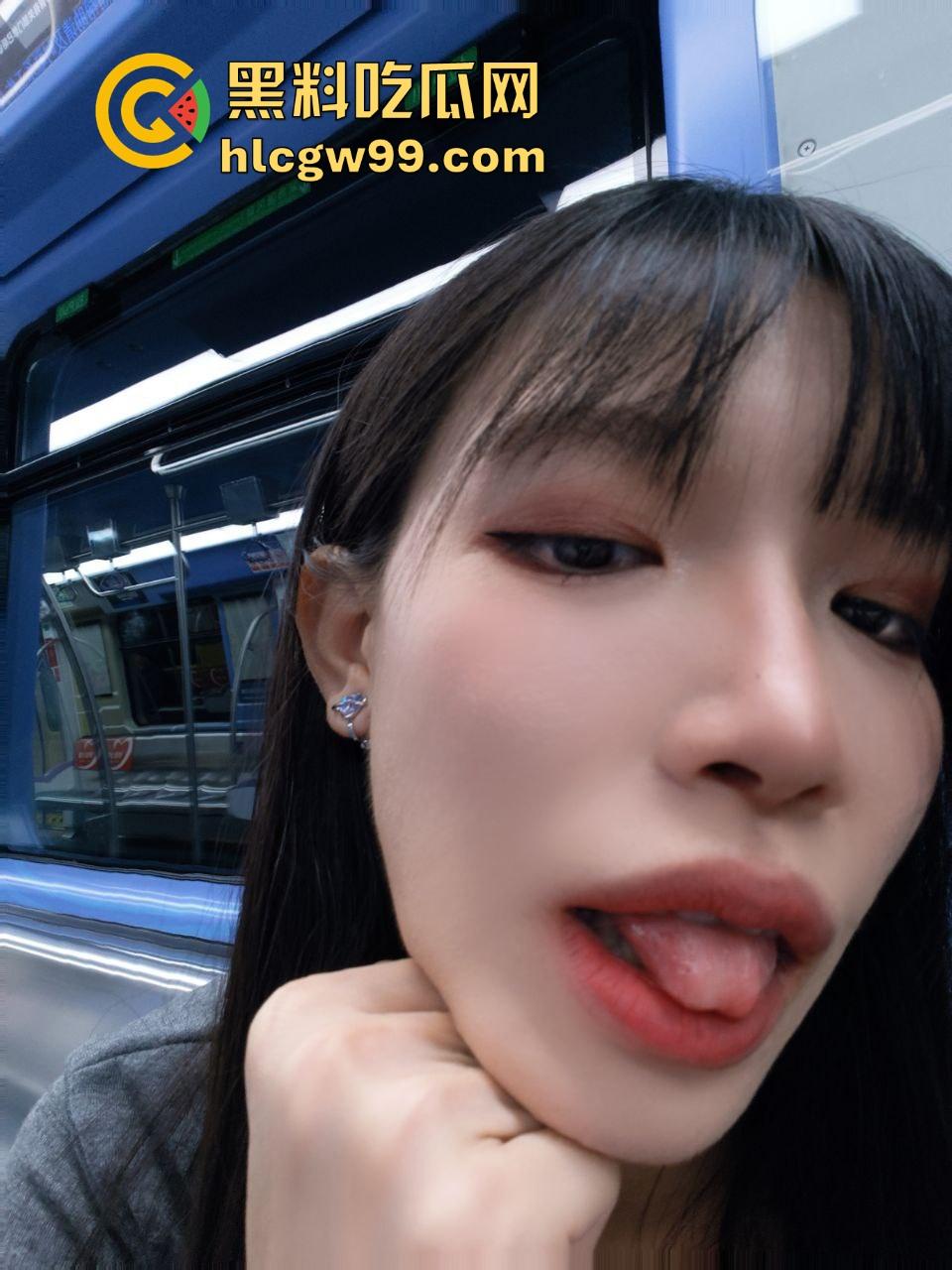 太子前任贱货【孙景祐】投稿曝光，制服套装全被爆干，骚到竖中指比友好手势，各种姿势玩得花样百出！-4