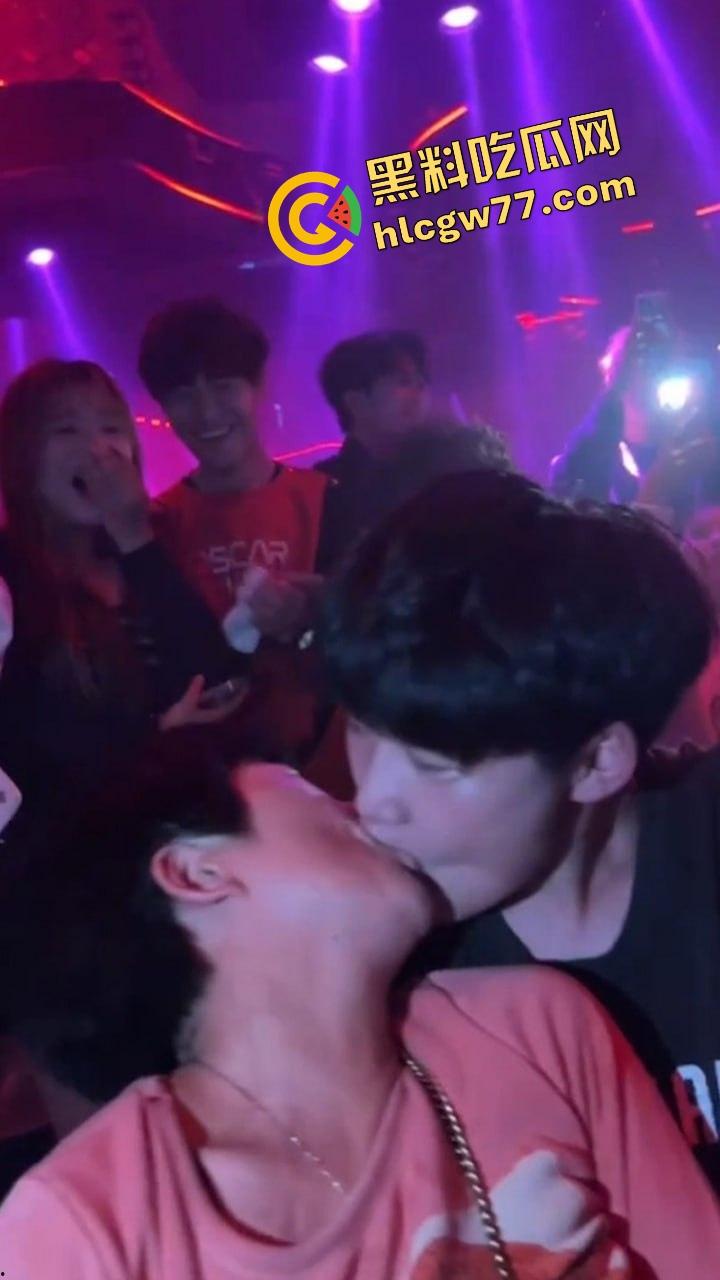 酒吧内富婆嘴对嘴亲大学生帅哥30秒,全场看傻小鲜肉抱紧名牌包,直接亲进人生新剧本!-7