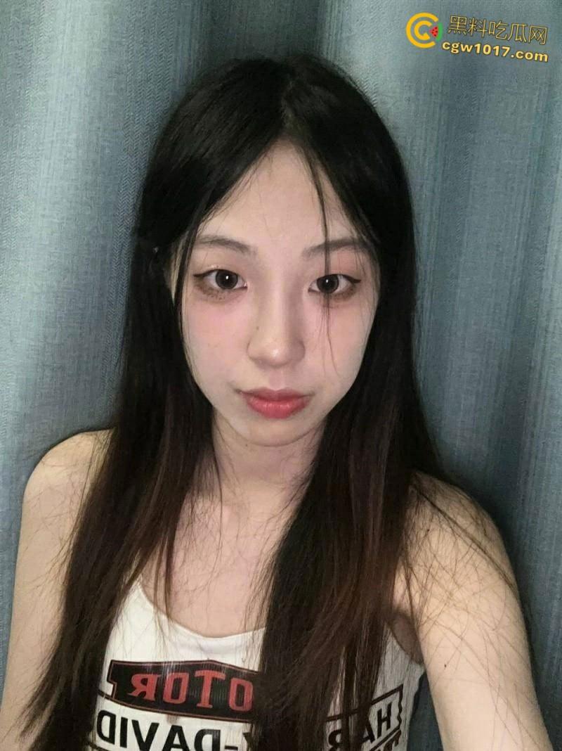 广东中山反差母狗【张倩倩】，恋爱期间出轨前任，被男友曝光自拍小视频，清纯嫩妹彻底沦为索精母狗！-1