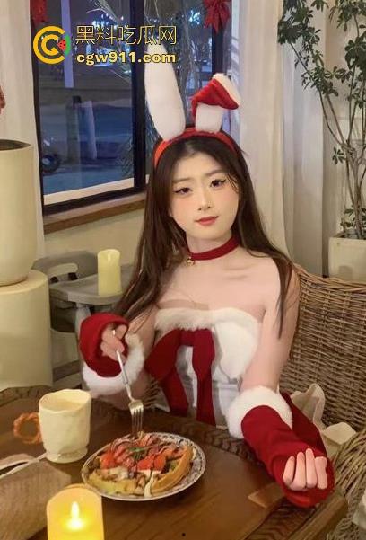 广州大学清纯女大【王肖琴】圣诞女仆情趣装约炮网友，白丝美腿诱惑调教，酒店激情全程无套！-2