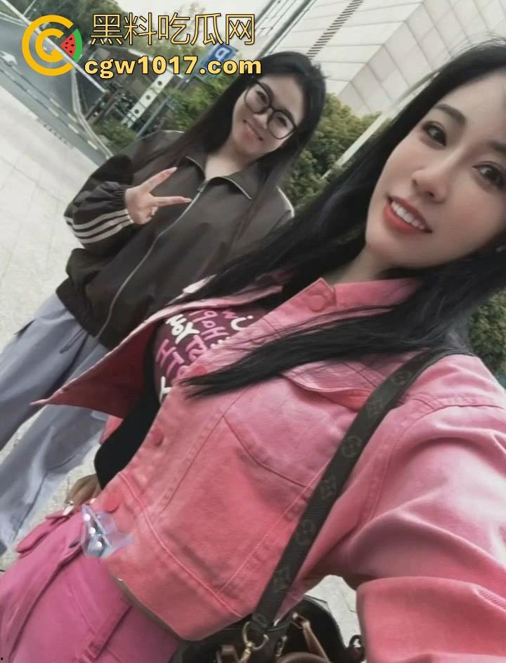 真实上海高颜值母女双飞侍奉一夫，剧情反成现实，母女双双沦为他人母狗，面对双肥臀夹击很难不爱！-2