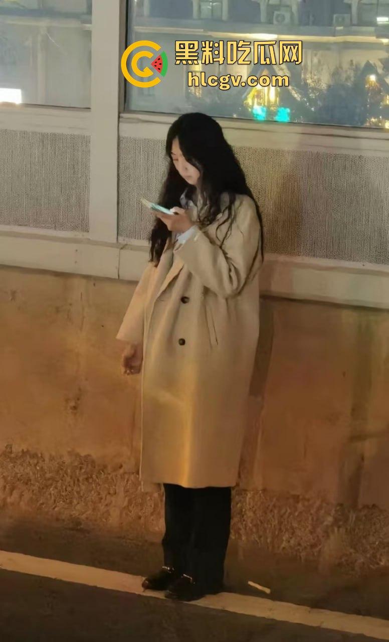 全网疯找风衣奥迪姐！晚风拂黑发，奥迪掀半挂A4稳坐高速，一掀半挂成神作，优雅永不过时！-14