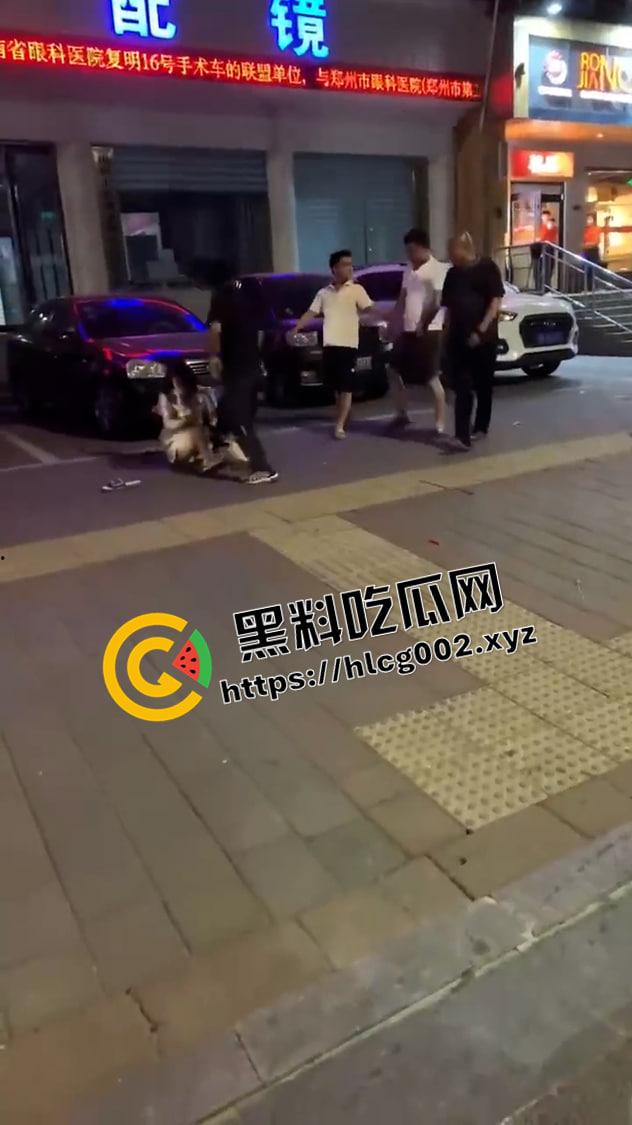 河南许昌建设路大型捉奸现场 上百人围观小三大战原配 前排吃瓜！-1