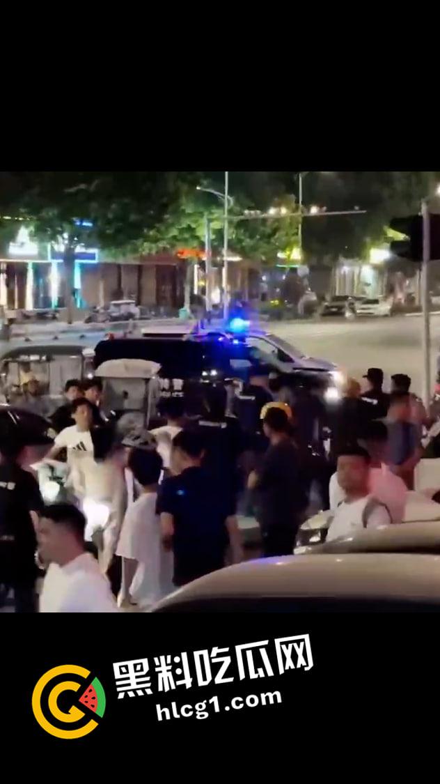 河南许昌建设路大型捉奸现场 上百人围观小三大战原配 前排吃瓜！-5