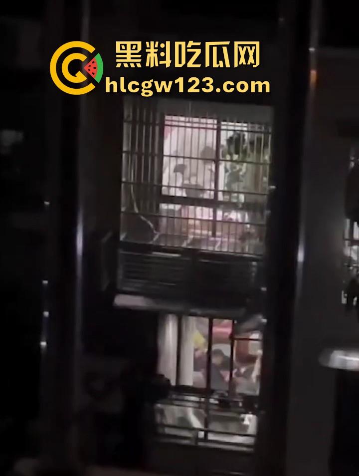 邻居夫妻客厅性爱 忘拉窗帘被偷拍 各种姿势变换激烈 从客厅干房间 画面火辣至极！-3