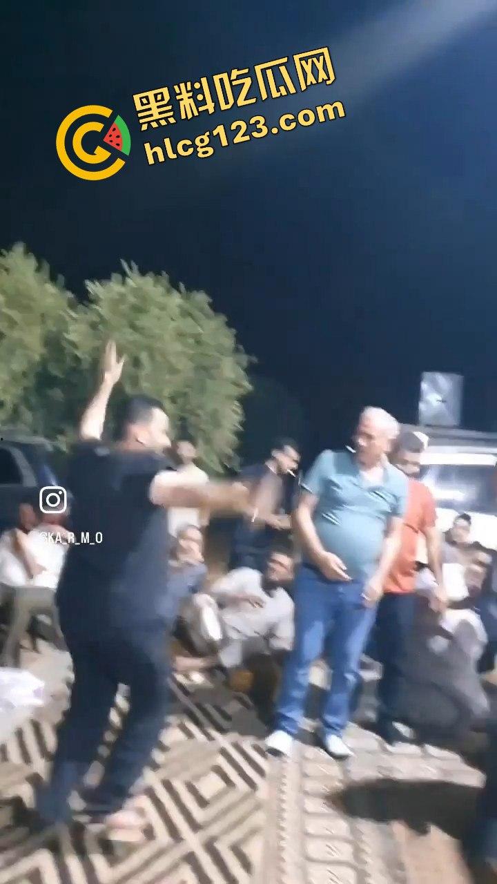 印度阿三庆祝跳舞开枪两不误！咖喱哥沙漠之鹰上手，仿佛漫游枪手开大招，老外看傻眼！-6