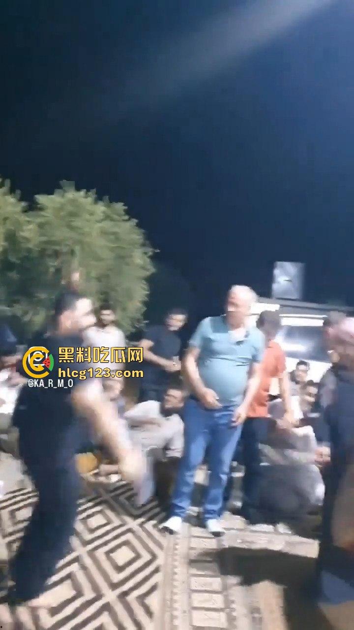 印度阿三庆祝跳舞开枪两不误！咖喱哥沙漠之鹰上手，仿佛漫游枪手开大招，老外看傻眼！-8