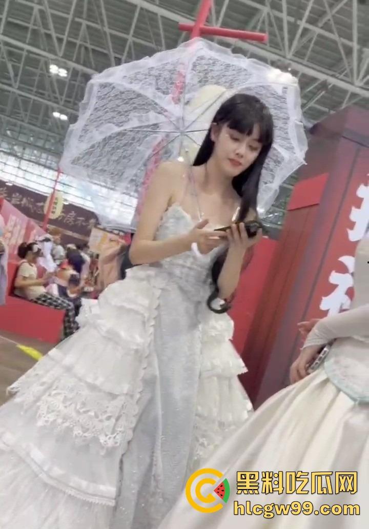 漫展福利拉满，双马尾JK女仆、白丝婚纱妹清纯亮相，抄底绅士们快冲，软萌萝莉妹子白内裤细节太绝！-3