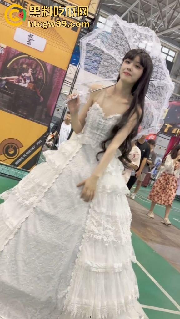 漫展福利拉满，双马尾JK女仆、白丝婚纱妹清纯亮相，抄底绅士们快冲，软萌萝莉妹子白内裤细节太绝！-7