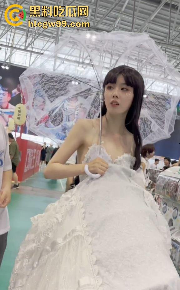 漫展福利拉满，双马尾JK女仆、白丝婚纱妹清纯亮相，抄底绅士们快冲，软萌萝莉妹子白内裤细节太绝！-11