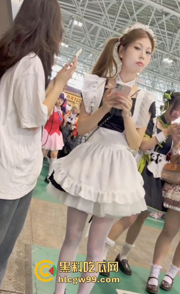 漫展福利拉满，双马尾JK女仆、白丝婚纱妹清纯亮相，抄底绅士们快冲，软萌萝莉妹子白内裤细节太绝！-12