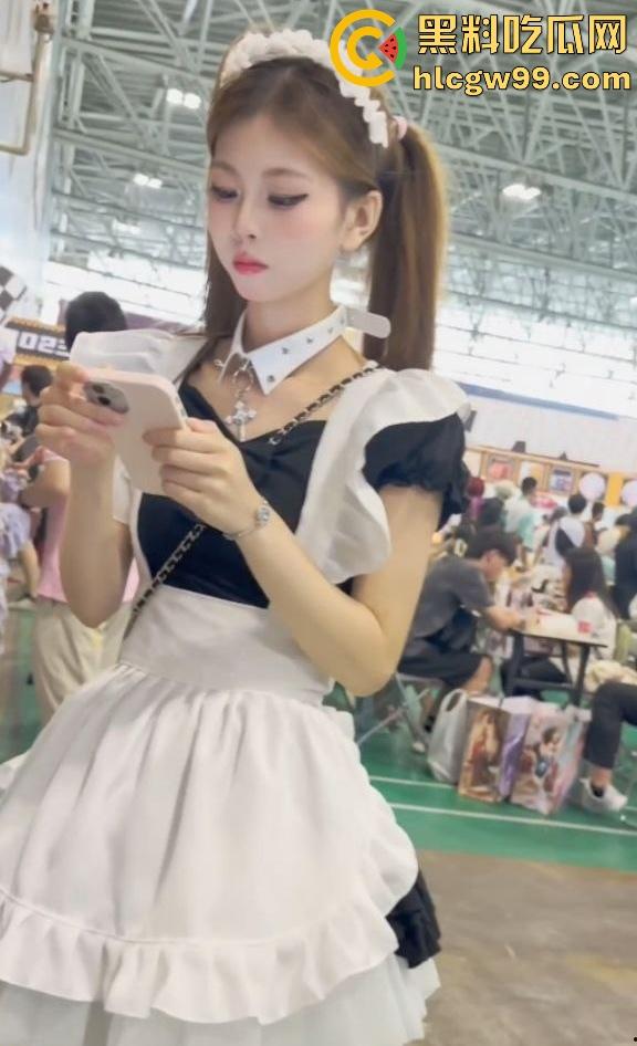 漫展福利拉满，双马尾JK女仆、白丝婚纱妹清纯亮相，抄底绅士们快冲，软萌萝莉妹子白内裤细节太绝！-14