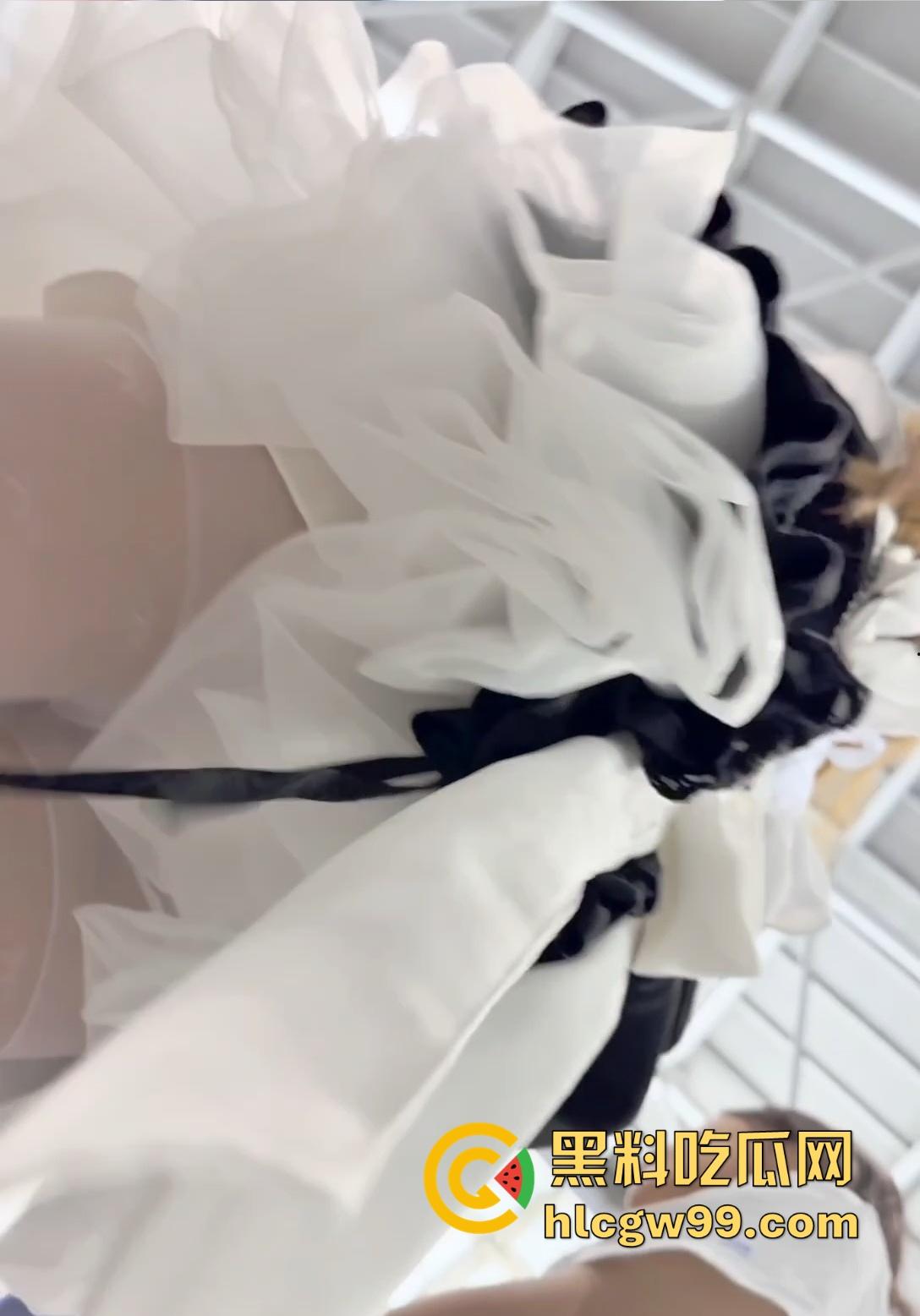 漫展福利拉满，双马尾JK女仆、白丝婚纱妹清纯亮相，抄底绅士们快冲，软萌萝莉妹子白内裤细节太绝！-18