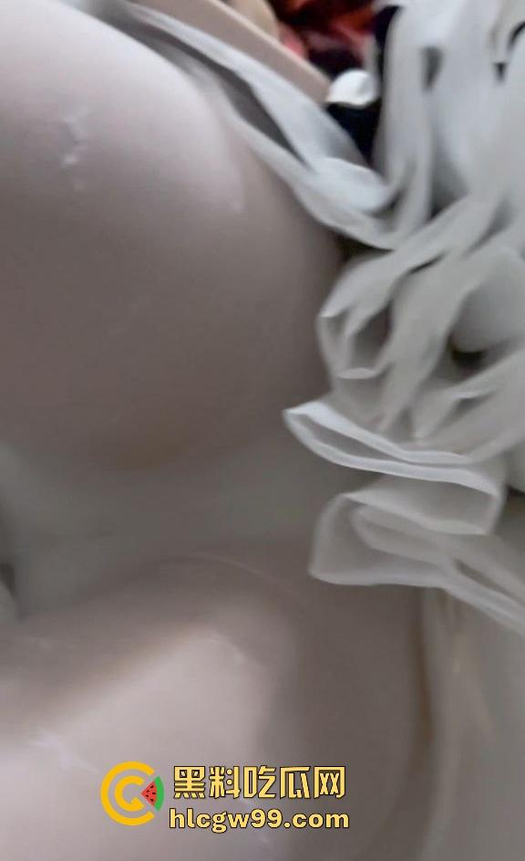 漫展福利拉满，双马尾JK女仆、白丝婚纱妹清纯亮相，抄底绅士们快冲，软萌萝莉妹子白内裤细节太绝！-19