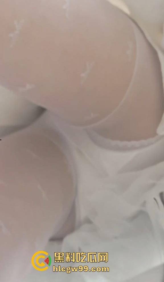 漫展福利拉满，双马尾JK女仆、白丝婚纱妹清纯亮相，抄底绅士们快冲，软萌萝莉妹子白内裤细节太绝！-21