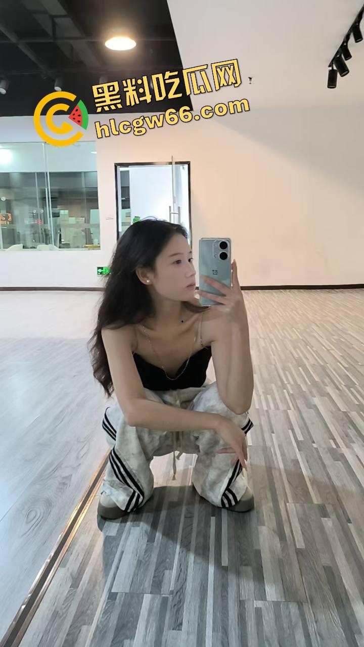 00后女大学生真就不想上班了，集体冲进抖音求包养，每日更新身高体重照片，不投简历只投金主！-14