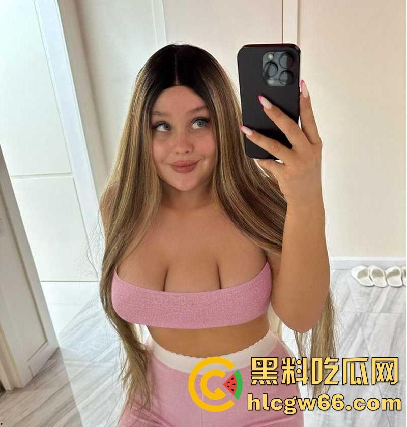 国外罕见三乳房妹子 奶罩都是定制的 天生的网黄圣体啊 这要下海拍片指定爆火！-8