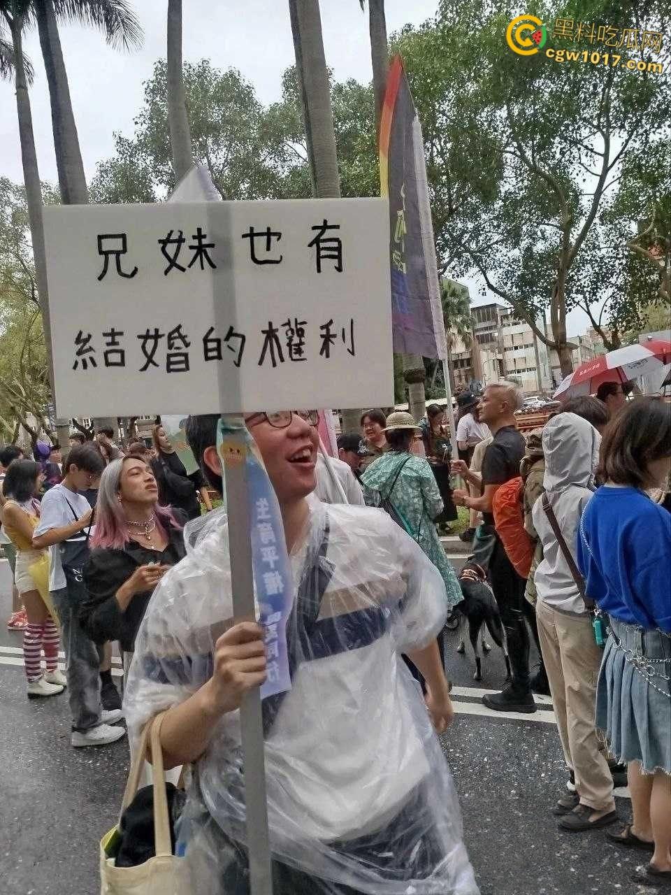 台北同志游行奇葩标语，性取向AI双性恋 ，和AI算命说我是双性恋 ，让奇想在街头绽放，世界为之惊艳！-4