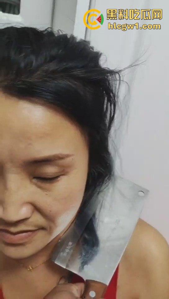 南昌捉奸场面火爆！刀都架婊子脖子上了，狗男人还裹被子怕走光，真是笑死人！-4