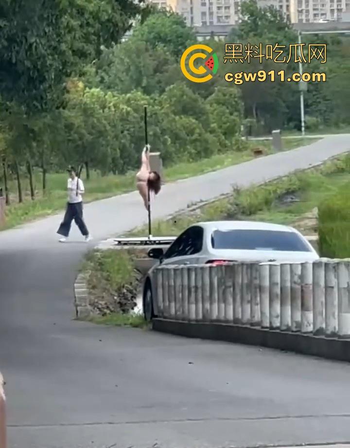 午休散步偶遇钢管舞主播户外直播，利用户外灯柱上演诱人舞蹈，全网重金求这主播信息，这身材直接爱了！-5