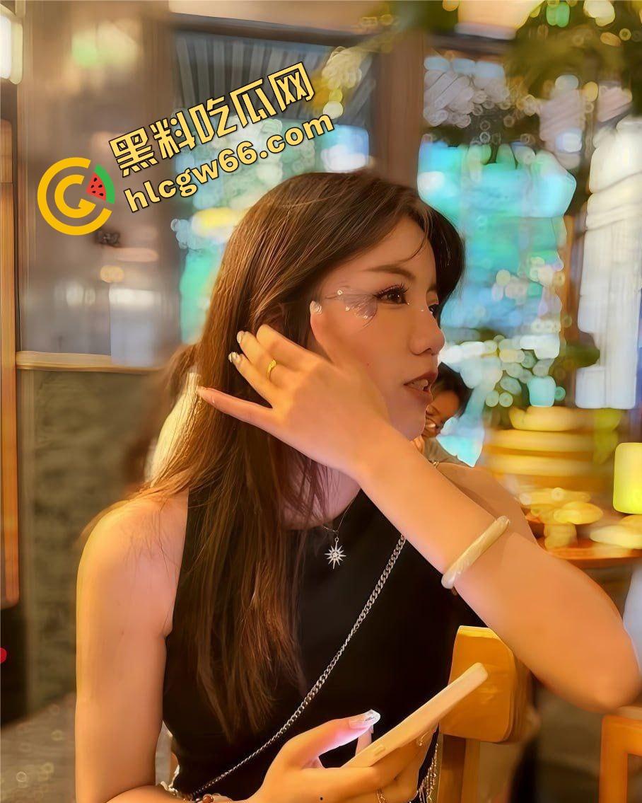 青岛霸王茶姬店员【敏敏】性爱自拍泄露！出租屋被操到浪叫喷水，小穴张开自拍全程曝光，真是敢玩的小母狗！-1