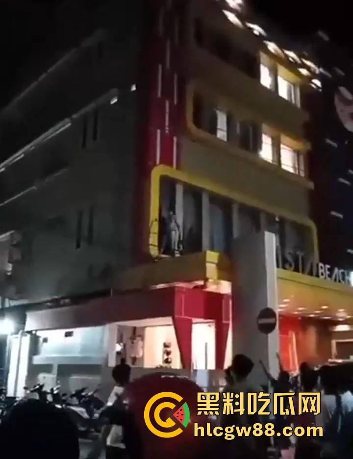 当代蜘蛛侠？印尼抓奸翻窗逃亡，情夫吊电线横穿马路，刺激场面堪比大片！-1