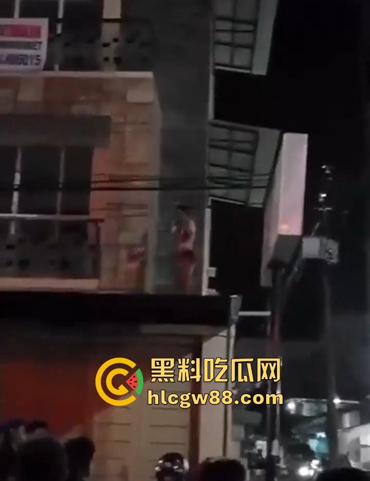 当代蜘蛛侠？印尼抓奸翻窗逃亡，情夫吊电线横穿马路，刺激场面堪比大片！-6