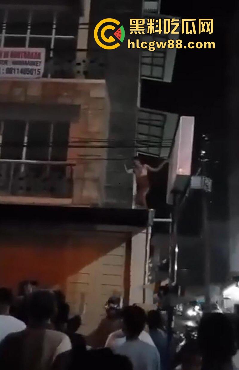 当代蜘蛛侠？印尼抓奸翻窗逃亡，情夫吊电线横穿马路，刺激场面堪比大片！-10