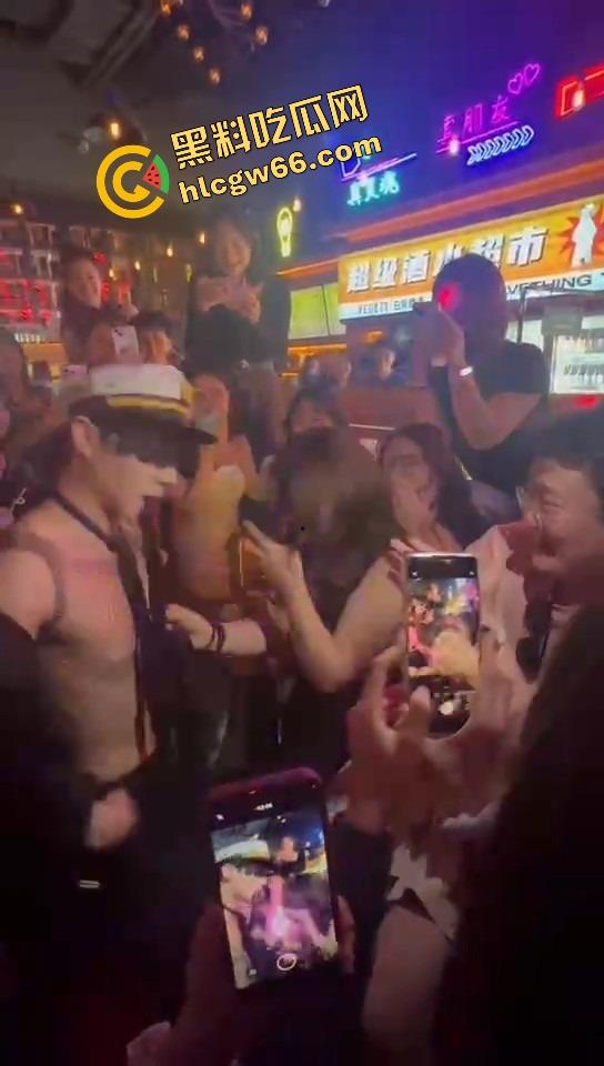 长沙春天夜店姐姐们爆玩男模，腹肌热舞搔到湿，小仙女们轮流上手，今晚不射都难！-12