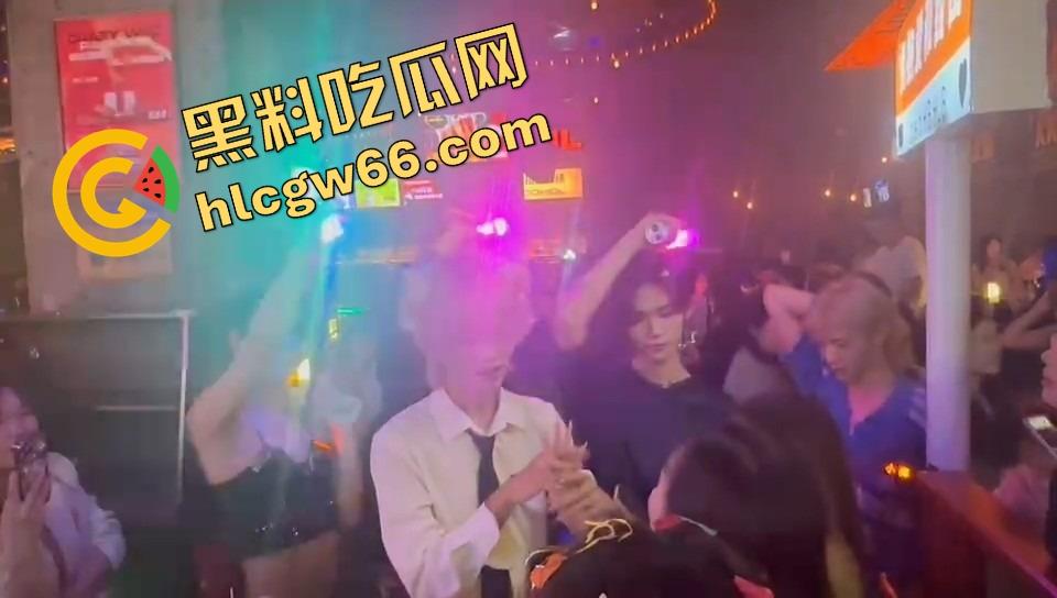 长沙春天夜店姐姐们爆玩男模，腹肌热舞搔到湿，小仙女们轮流上手，今晚不射都难！-18