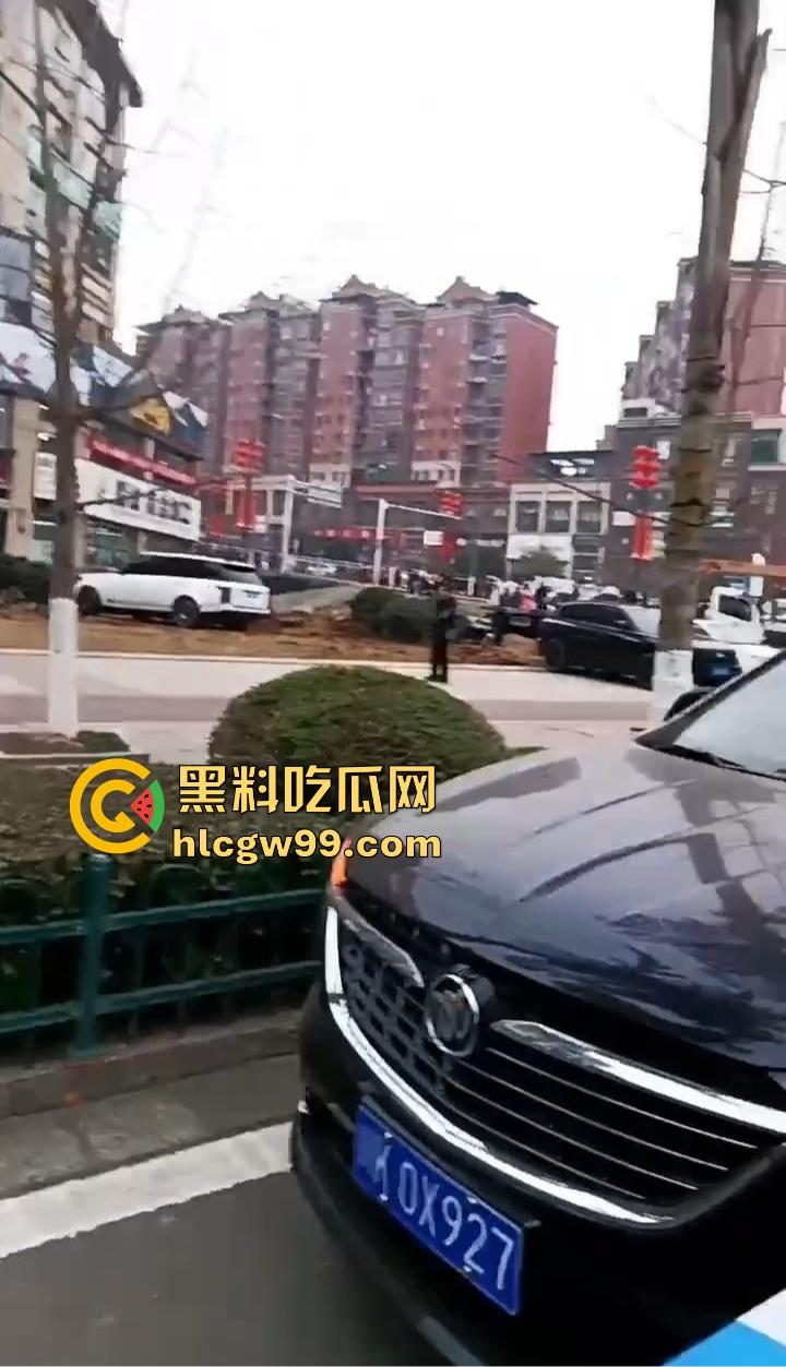 四川内江新年第一炮，熊孩子鞭炮炸翻井盖，轰飞数辆豪车， 580万天价损失，爹妈开年直接破产！-9