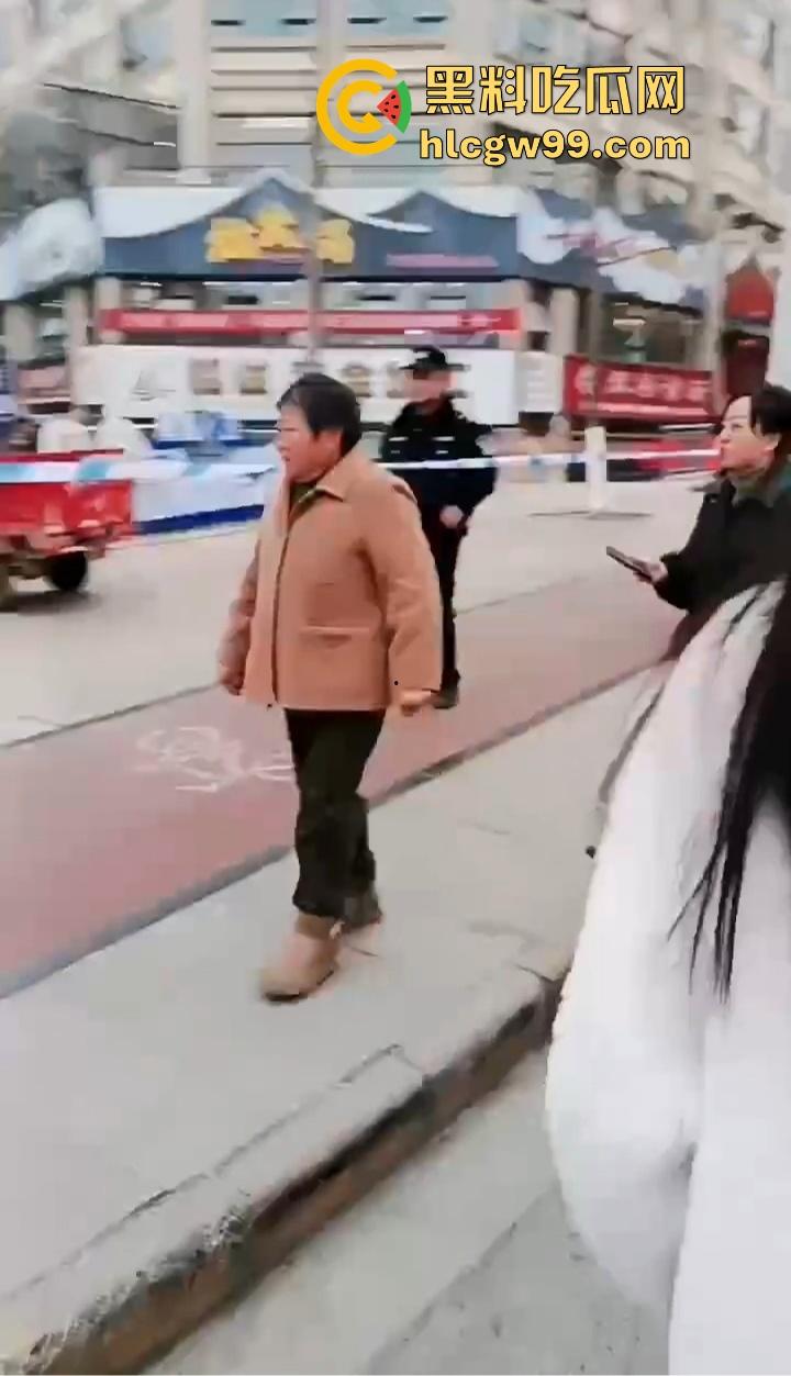 四川内江新年第一炮，熊孩子鞭炮炸翻井盖，轰飞数辆豪车， 580万天价损失，爹妈开年直接破产！-11