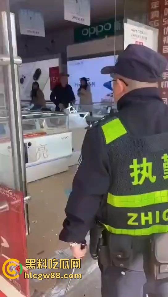 福州平潭惊现黄金大劫案，体育广场光天化日明抢，劫匪嚣张到极点喊着今天要杀人，还自拍发到网上！-6