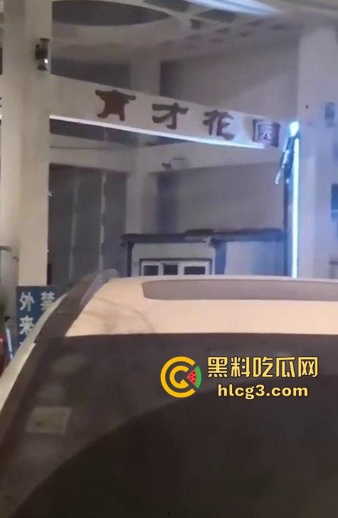 只有更骚 没有最骚！这饥渴到什么程度？情侣公路边倚靠车旁 公共场合脱衣扣穴！-2