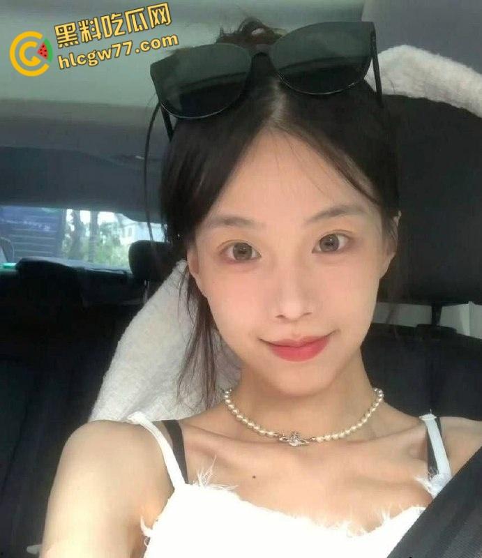 真实情侣酒店偷拍，要求女友穿上黑白双袜情趣短裙才操逼，花样挺多呀-5