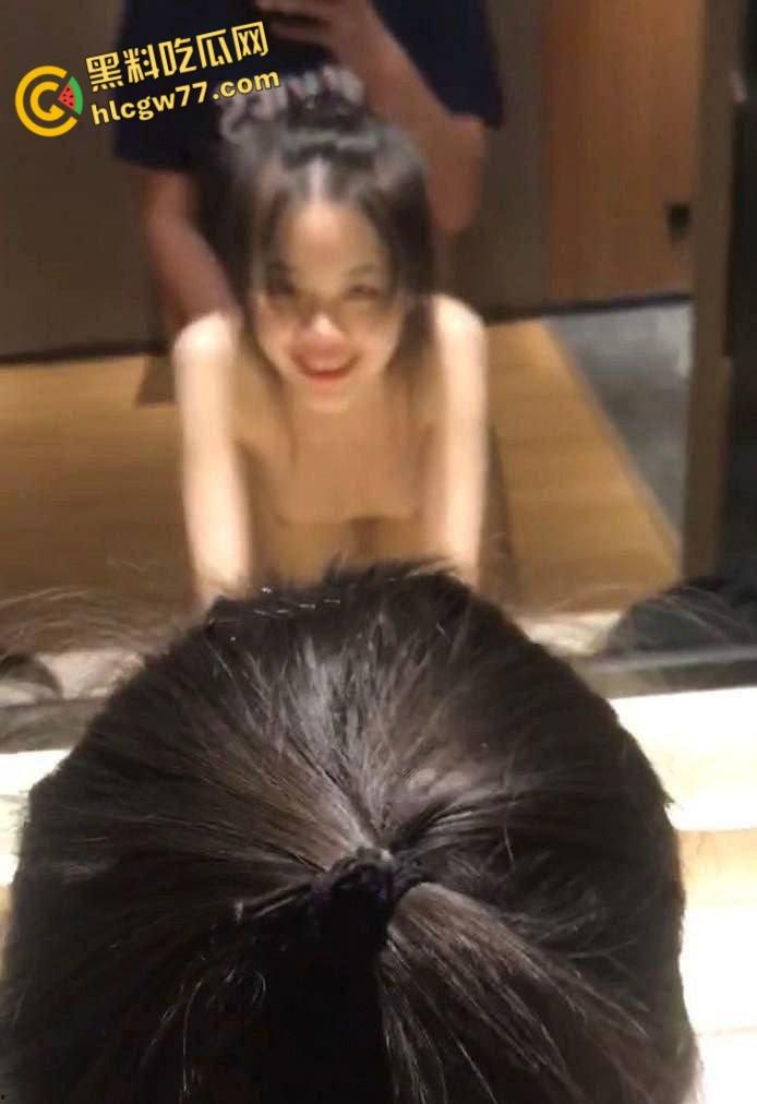 真实情侣酒店偷拍，要求女友穿上黑白双袜情趣短裙才操逼，花样挺多呀-10