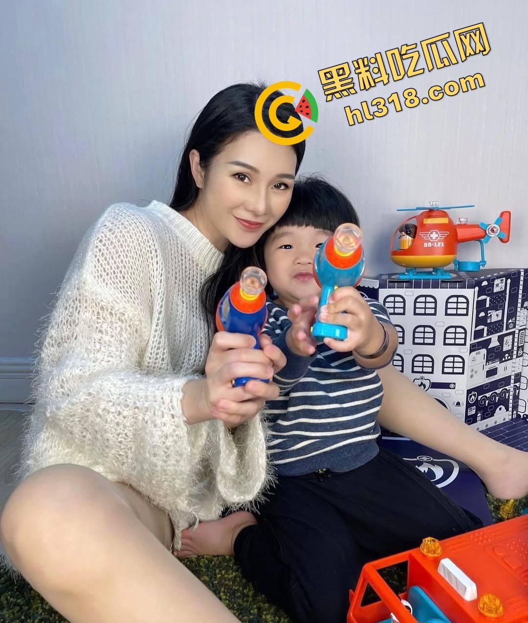 重庆34岁保姆『刘晓琳』带娃做饭都不算啥，黑丝肉丝做爱play姿势花样百出，熟妇味把人拿捏了！-4