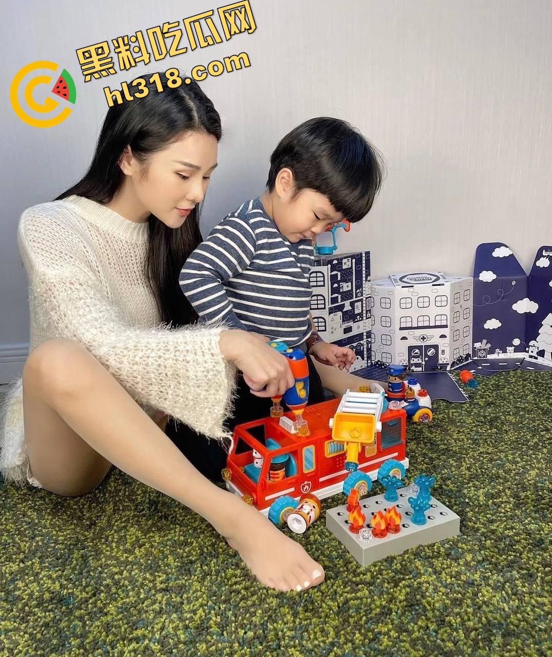 重庆34岁保姆『刘晓琳』带娃做饭都不算啥，黑丝肉丝做爱play姿势花样百出，熟妇味把人拿捏了！-7