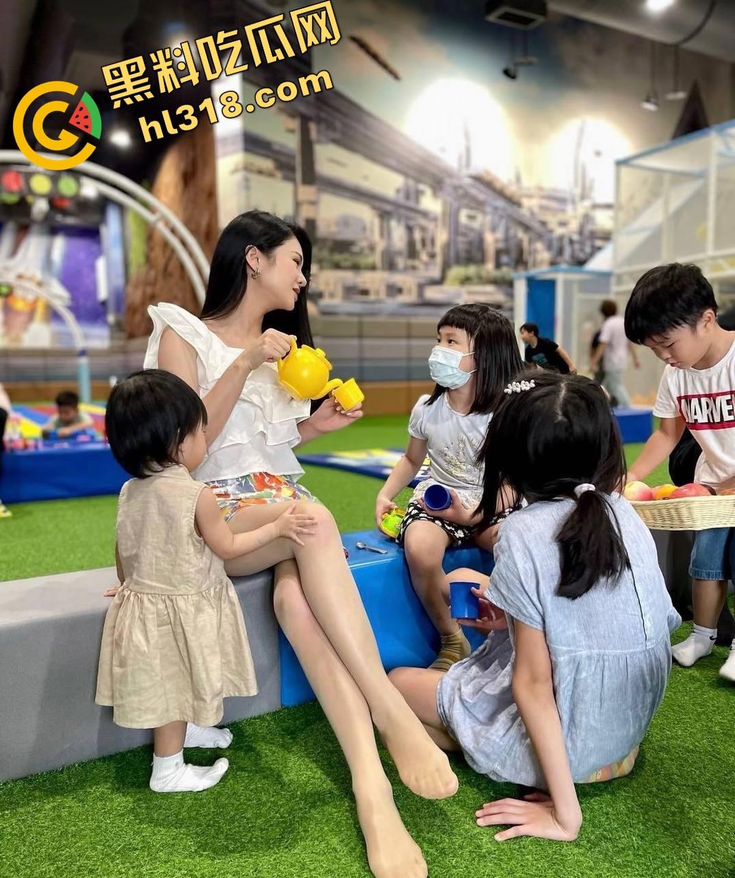 重庆34岁保姆『刘晓琳』带娃做饭都不算啥，黑丝肉丝做爱play姿势花样百出，熟妇味把人拿捏了！-10