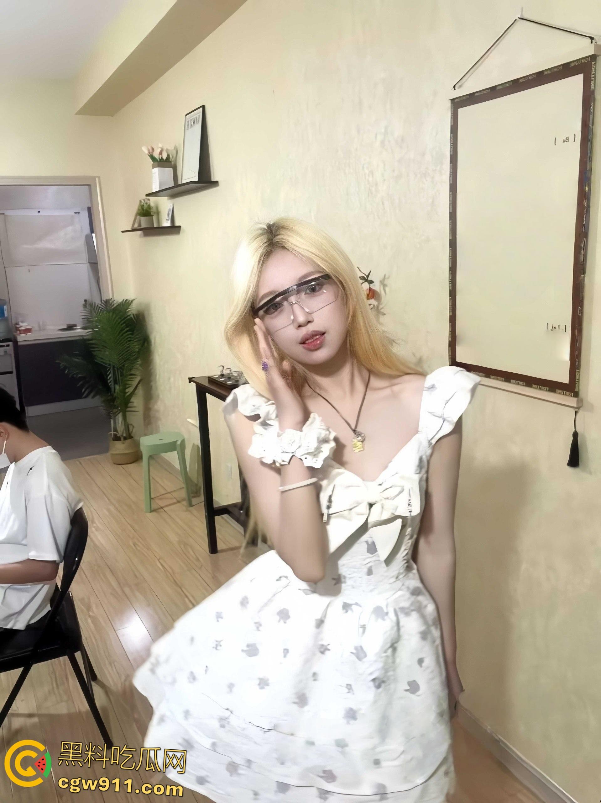 山东青岛城阳区【李萱婷】，与炮友在家疯狂做爱，小穴湿润饥渴，性感红色情趣诱惑，没忍住被炮友无套内射 ！-2