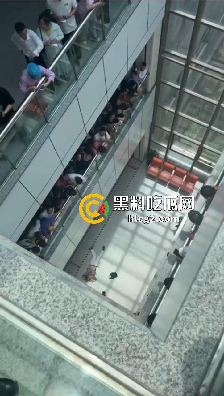 温州杀医案！完整始末！医生李晟被报复的患者家属认错人误砍伤  路人多角度拍摄完整过程！行凶者负罪跳楼自杀！-12