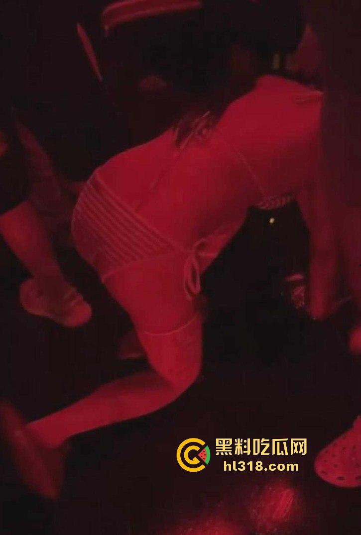 主人的任务调教！为得到主人的奖励，双马尾小萝莉身穿比基尼在酒吧跪地爬行，事后主人自慰水晶棒满足！-3