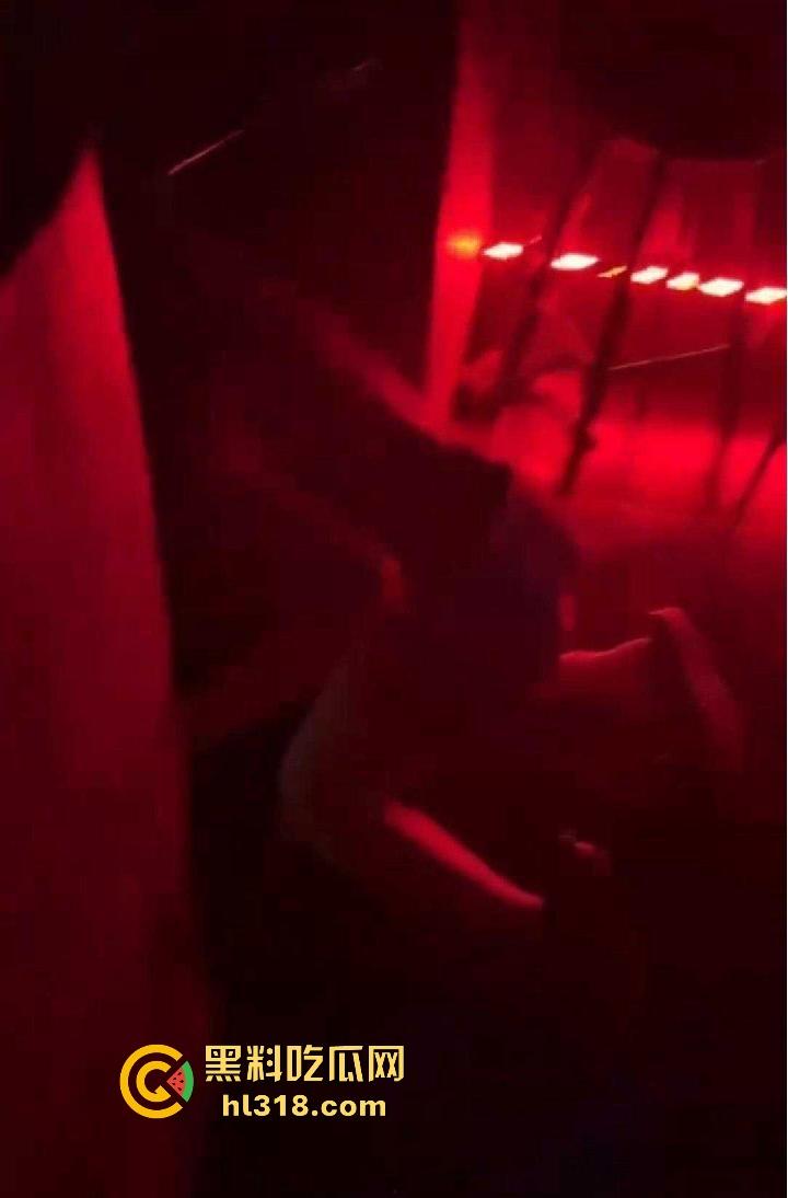 主人的任务调教！为得到主人的奖励，双马尾小萝莉身穿比基尼在酒吧跪地爬行，事后主人自慰水晶棒满足！-4