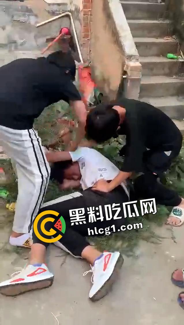 抖音快手热榜！河南南阳持刀霸凌原视频 一群纹身精神小伙持刀围殴 小伙子要被打得神志不清了-6