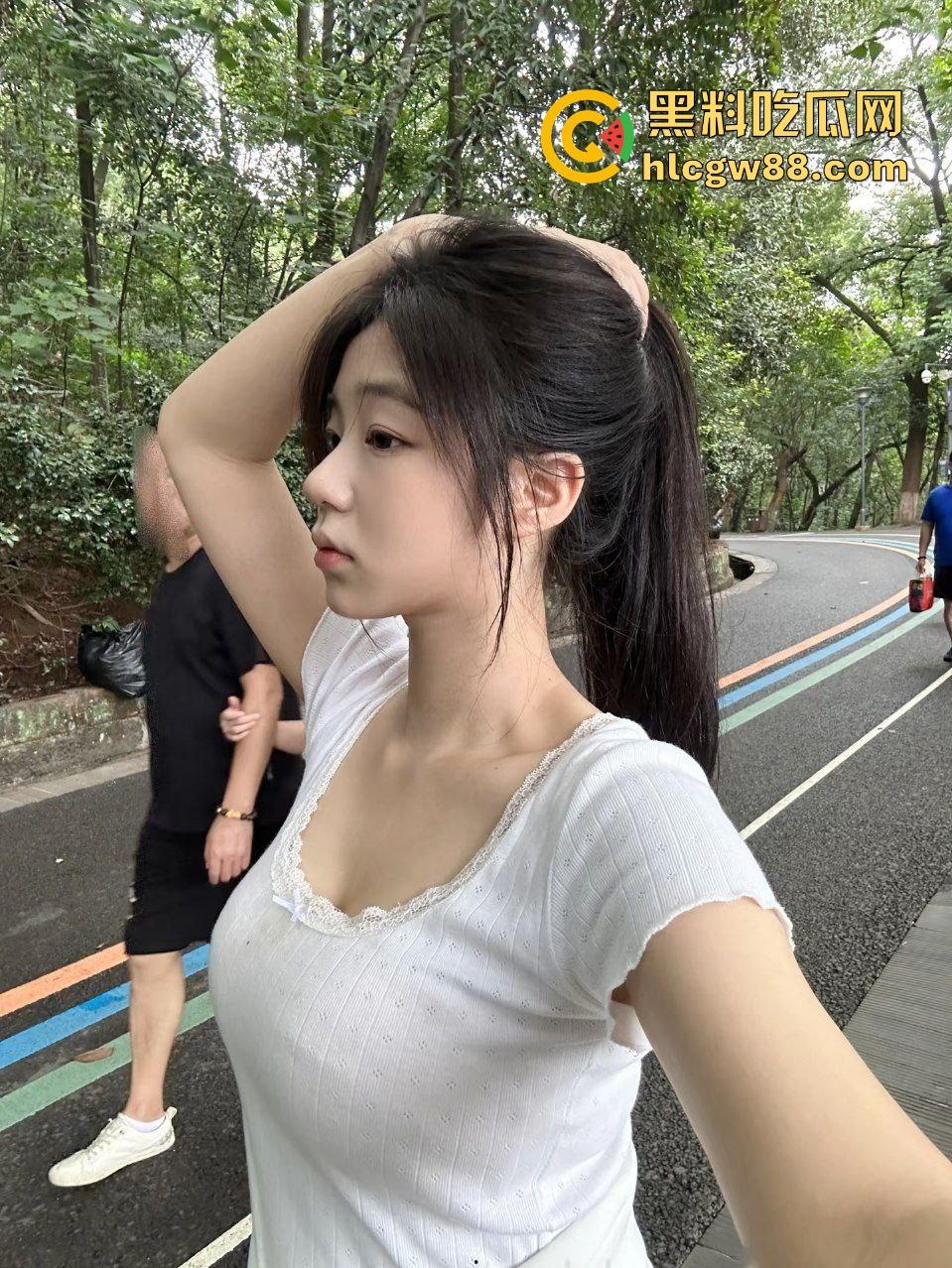 四川榨精机器丰满肉感少妇【黄静】找长期炮友各种爆操满足骚逼，在她屁股下撑不了1分钟！-2