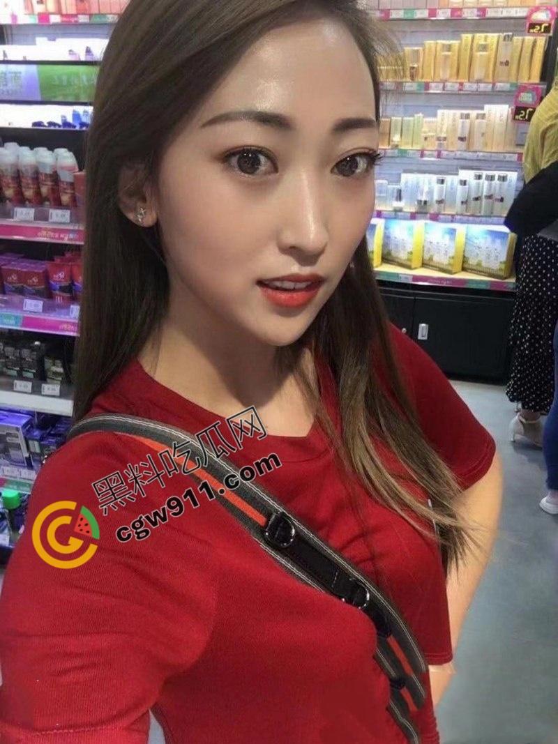 陕西西安极品绿帽夫妻疯狂酒店约炮！娇妻美乳嫩穴被双管齐下，大屌男把骚妻操到浑身颤抖淫水狂流，刺激不已-2