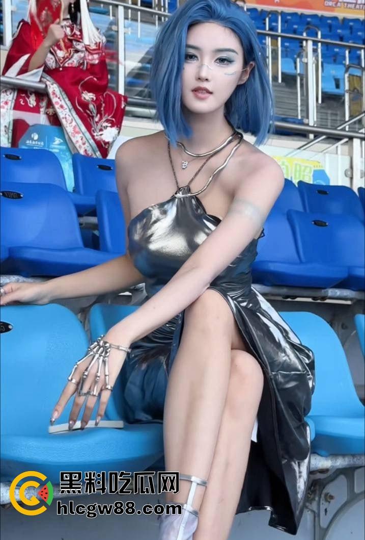 抖音顶级车模【程儿】车展走光视频疯传！奶子弹出裙底真空，骚逼全程若隐若现，摄影师镜头拍得太清晰！-4