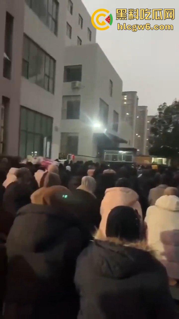 云南玉溪大批穆斯林在玉溪市政府前非法聚集声援，据称因当天警察从一间餐厅带走他们的头目【阿訇马玉巍】。-1