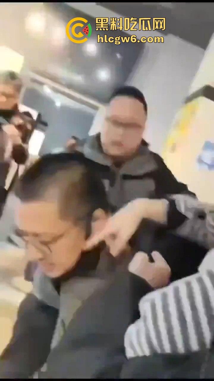 云南玉溪大批穆斯林在玉溪市政府前非法聚集声援，据称因当天警察从一间餐厅带走他们的头目【阿訇马玉巍】。-6